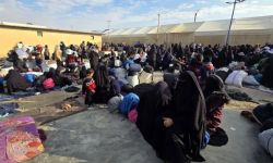 858 عراقياً يغادرون مخيم الهول السوري